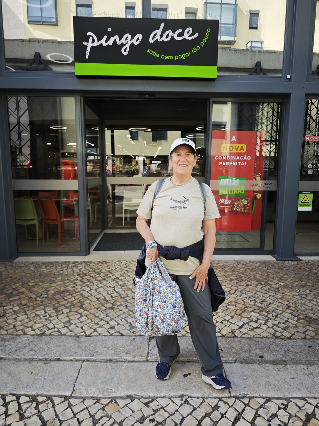 Kathy in front of the Pingo Doce supermarket in Lisbon